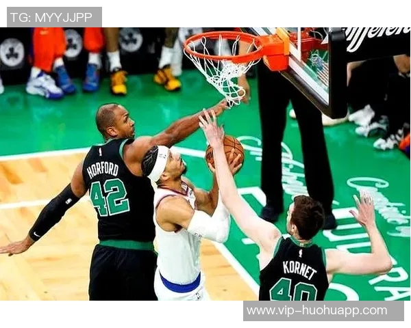 马刺克绿军小白鼓励球队奋勇前行展现拼搏精神与团结力量